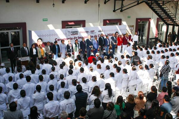 Entrega SEP cofias y distintivos en la USEP