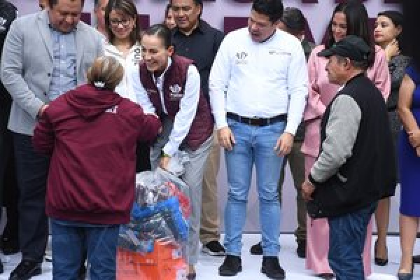 Puebla capital entrega uniformes a trabajadores