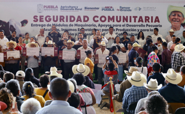 Campesinos de Zacapoaxtla reciben apoyos pecuario y acuícola