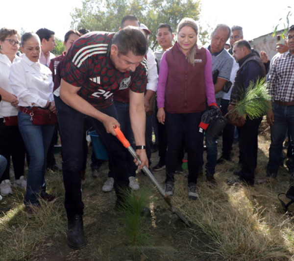 Con machete y picos, el gobernador de Puebla realiza su sexta faena