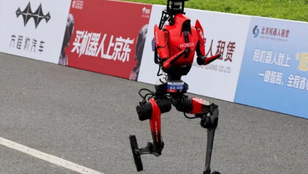Robot "Lightning" supera récord de Usain Bolt