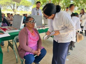 Atiende Conalep salud visual en Huaquechula