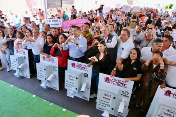 Alejandro Armenta entrega sistemas de alertamiento en San Baltazar Campeche