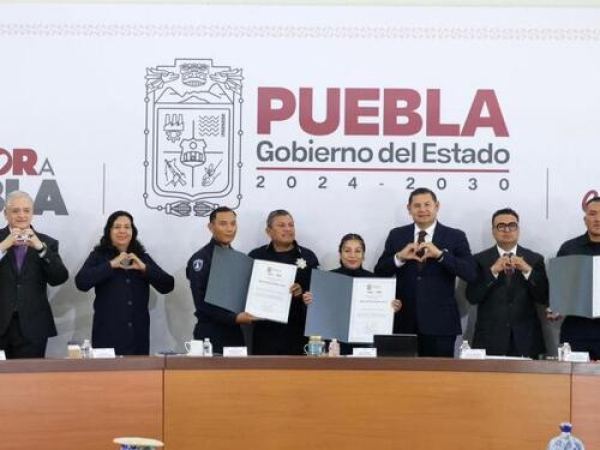 Puebla reconoce a policías entrenados por SEMAR