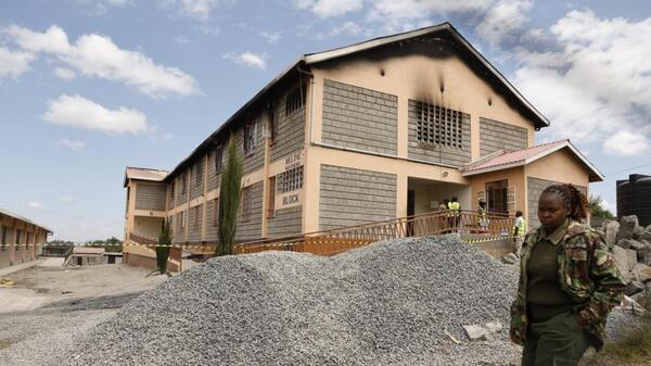 Kenia: Mueren 16 estudiantes en incendio