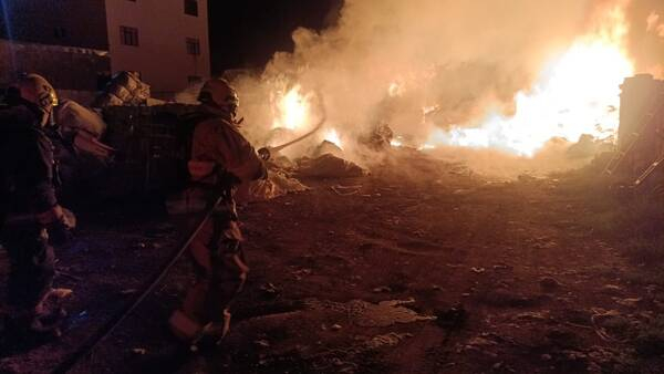 Arde bodega de reciclaje en Santiago de los Leones