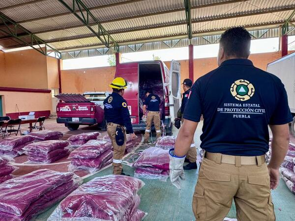 Entrega apoyos a damnificados en Ixtacamaxtitlán