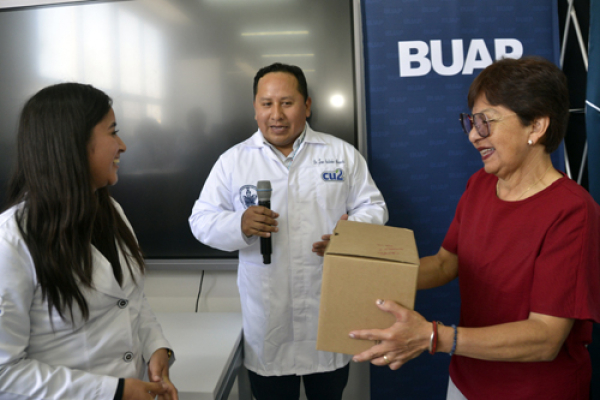 La rectora de la BUAP entrega 50 microscopios a CU2