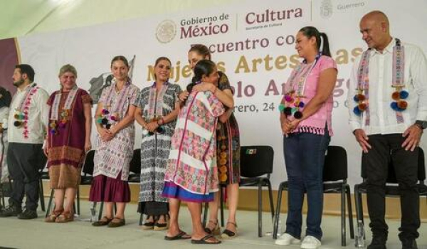 Claudia Sheinbaum entrega Créditos a la Palabra en Amuzgo