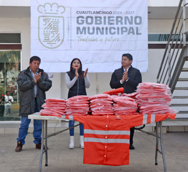 Entrega Omar Muñoz uniformes a personal de parques y jardines