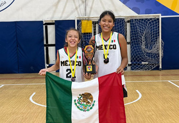 Dos poblanas Club Bayonnetas representaron a México