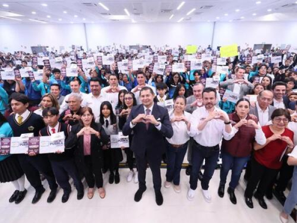 Alejandro Armenta hace entrega Becas de Conectividad Digital