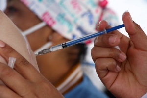 Vacuna contra influenza para derechohabientes en ISSSTEP
