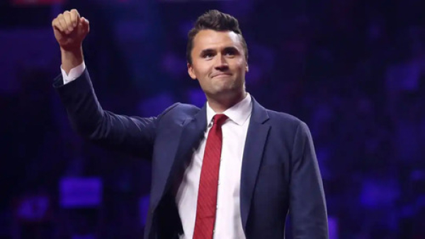 En tiroteo, muere el activista Charlie Kirk