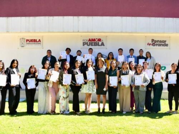 UTH entrega títulos a 586 egresados de TSU