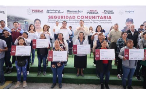 El gobernador Alejandro Armenta hace entrega de insumos en Acajete