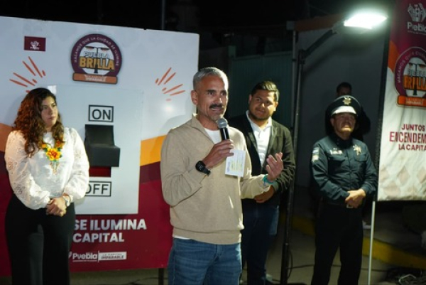 &quot;Puebla Brilla&quot; actualiza alumbrado en colonia del Valle