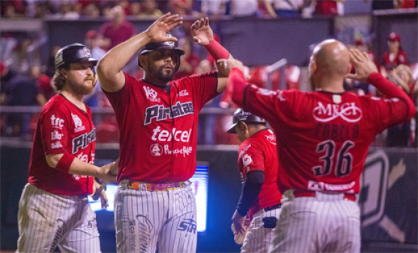 Piratas aventaja en el primer juego de la serie