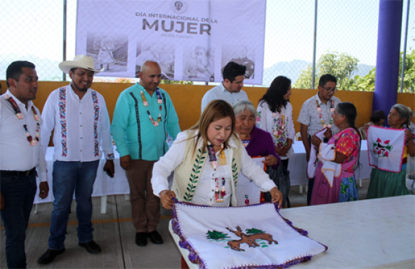 Mujeres indígenas de Coatepec celebran el 8M