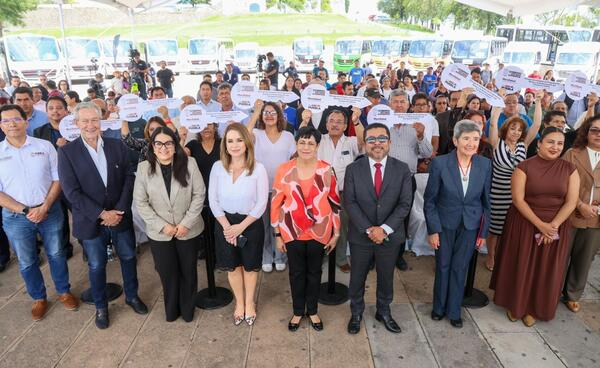 Gobierno Estatal entrega nuevas unidades a transportistas
