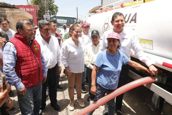 Gobierno de Puebla lleva agua a familias con 100 pipas