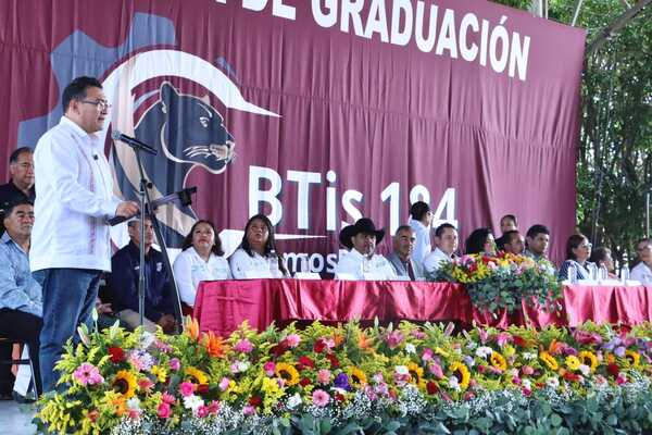 Celebra Pável Gaspar a graduados del CBTis Izúcar