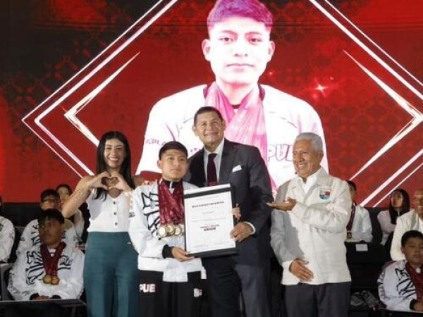 Alejandro Armenta entrega &quot;Premio Estatal del Deporte&quot;