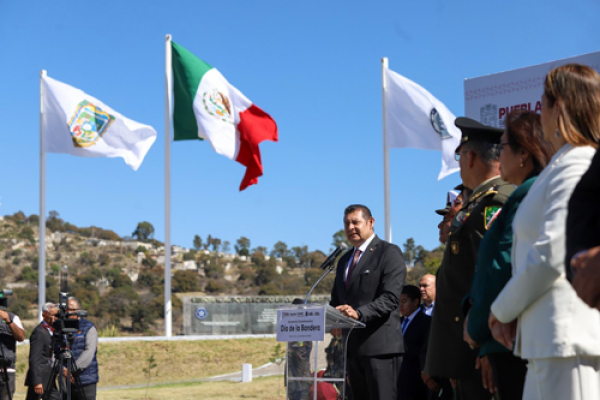 El gobernador Alejandro Armenta encabezó el Día de la Bandera