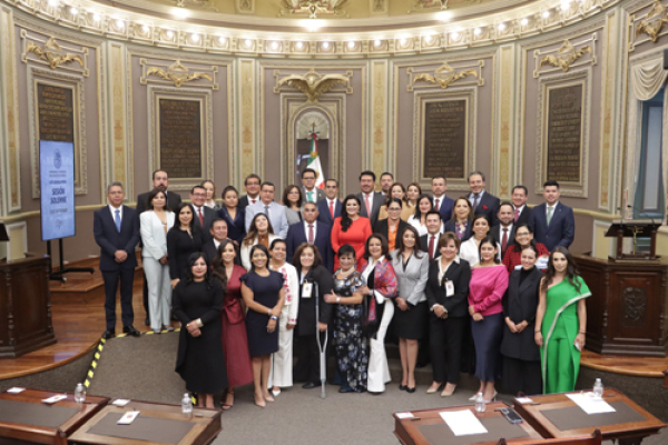 Rinden protesta ante el Congreso del Estado de Puebla