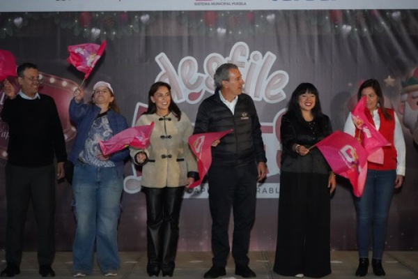 Desfile de Reyes Magos ilumina Puebla Capital