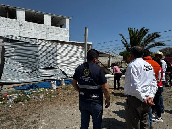 Familias de Tlacotepec reciben apoyos tras granizada