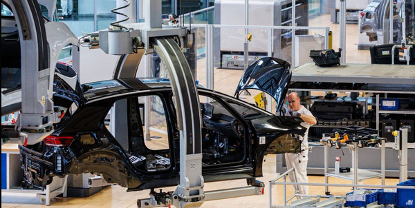 Volkswagen analiza recortar 50,000 empleos