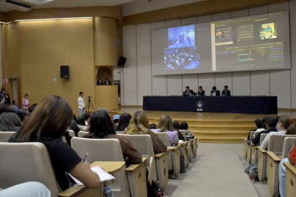 Robert Keohane da conferencia en la BUAP