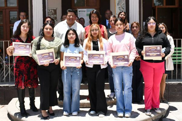 Estudiantes de Tlaltenango reciben becas UTH