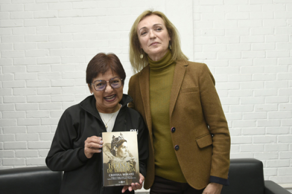 La escritora Cristina Morató tuvo acercamiento con estudiantes de la BUAP