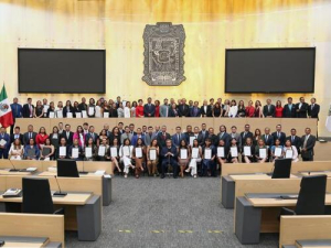IAP Puebla reconoce a egresados en Congreso