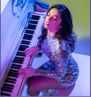 Escucha el sencillo "Hoy te saco DMV" de Sara Angel