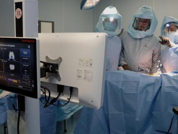 ISSSTEP realiza primera cirugía de rodilla con IA