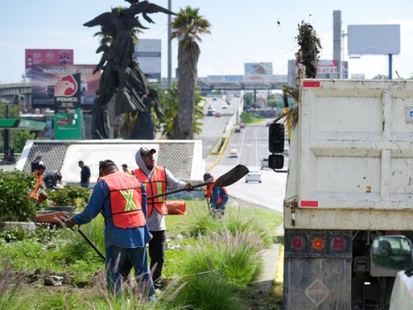 Puebla capital realiza jornada de limpieza en Vía Atlixcáyotl