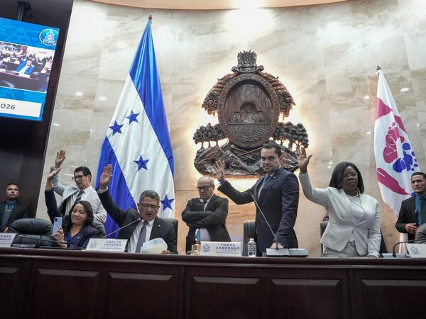 Destituye a funcionarios de izquierda en Honduras