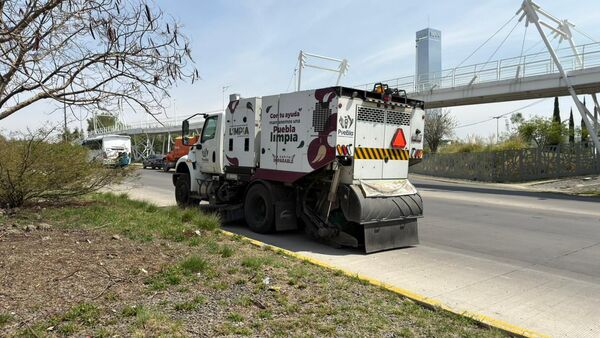 Con barredoras, Ayuntamiento mejora limpieza en vialidades