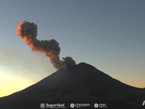Popocat&eacute;petl emite fumarola de 1km: PC Estatal