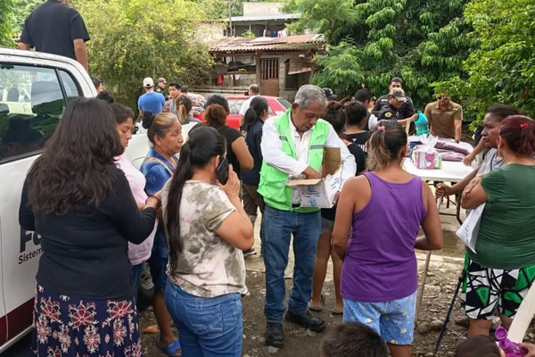 Salud previene enfermedades en Jalpan tras lluvias
