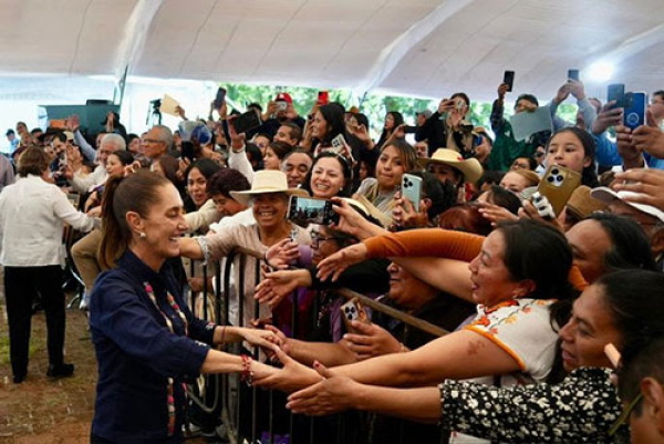 La Presidenta Sheinbaum entrega equipamientos a Comaleras Bienestar
