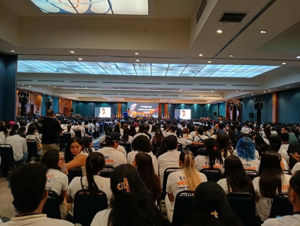 UTH participan en Congreso Internacional Delfín 2026