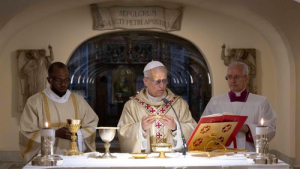 El Papa León XIV celebra misa en las Grutas Vaticanas