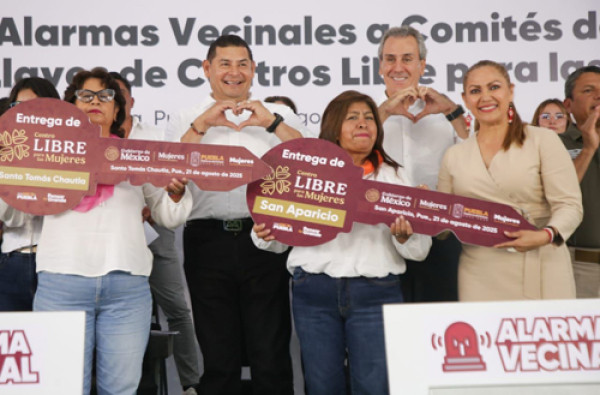 Entregan dos llaves para refugios contra la violencia femenina