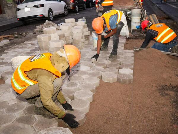 Bachean con adoquín en Puebla capital