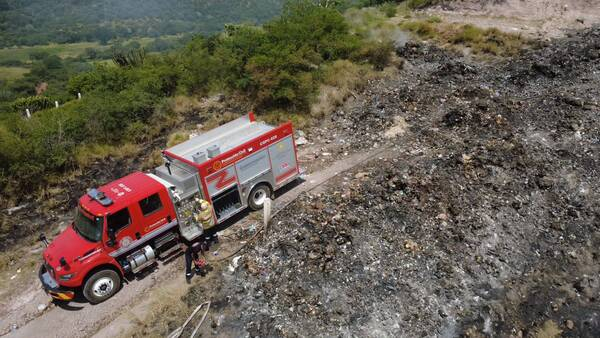 Continúa PC combatiendo incendio en Acatlán