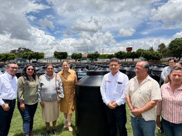 Entregan 500 tinacos en San Baltazar Tetela